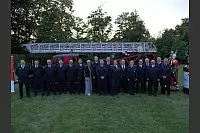 150 Jahre Lippischer Feuerwehrverband: Die Feuerwehr Lügde mit der stellvertretenden Bürgermeisterin Ulrike Jakob (Mitte) - © Thomas Krügler