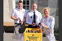 150 Jahre Lippischer Feuerwehrverband: Friederike Strate mit Raphael Stascheit, Gebietsverkaufsleiter der Privat-Brauerei Strate (links), und Thomas Lalk, Geschäftsführer des Lippischen Feuerwehrverbands - © Thomas Krügler