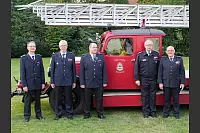 150 Jahre Lippischer Feuerwehrverband: Das Chronikteam Olaf Biere, Manfred Behrens, Dennis Rubart, Klaus Wegener und Karl-Heinz Brakemeier (von links) vor dem historischen Feuerwehrauto von 1935 - © Thomas Krügler