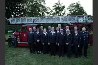 150 Jahre Lippischer Feuerwehrverband: Die Delegation der Feuerwehr Blomberg vor dem historischen Feuerwehrauto von 1935 auf dem Gelände der Privat-Brauerei Strate - © Thomas Krügler