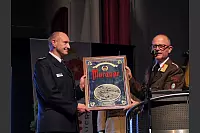 150 Jahre Lippischer Feuerwehrverband: Kommandant Johann Ritzinger (rechts) aus Murau/Österreich überreicht Geschäftsführer Thomas Lalk ein Gastgeschenk - © Thomas Krügler