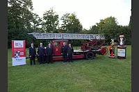 150 Jahre Lippischer Feuerwehrverband: Das Chronikteam vor dem historischen Feuerwehrauto von 1935 auf dem Gelände der Brauerei Strate - © Thomas Krügler