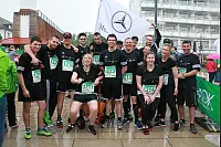Startklar: Beim achten AOK-Firmenlauf haben zahlreiche Sportler dem Regen getrotzt. - © Yvonne Glandien