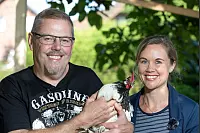 Das Unikum Andreas Meyer z&uuml;chtet Lakenfelder-H&uuml;hner. Moderatorin Julia Ures hat ihn begleitet. - &copy; Torben Gocke