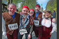 Mehr als 7.000 L&auml;ufer starteten zum 45. Hermannslauf am Hermannsdenkmal in Detmold. - &copy; Sarah Jonek
