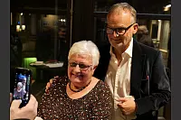 Hart aber Pawellek: Frank Plasberg und seine Frau Anne Gesthuysen plaudern mit Louis Pawellek im Kurtheater. - © Thomas Krügler