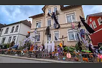 Etliche Stunden haben Sascha Zöllner und Nadine Wangorsch aus Herford damit verbracht, das Haus passend zu Halloween zu dekorieren. Geister, Spinnen, Hexen - alles ist dabei. - © Kathrin Weege