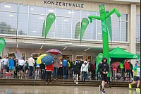 Startklar: Beim achten AOK-Firmenlauf haben zahlreiche Sportler dem Regen getrotzt. - © Yvonne Glandien