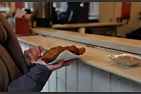 Beim Weihnachtsmarkt in Höxter beliebt: die Reibekuchen mit Apfelmus. - © Simone Flörke