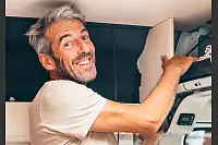 Al Grant ist selbstständiger Tischler in Gütersloh und hat mit viel Liebe zum Detail monatelang den ausgemusterten Polizeibulli gemeinsam mit seiner Tochter Vanessa ausgebaut. - © Vanessa Grant