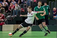 Dreh- und Angelpunkt - der agile Postler Johann Felker (links) d&uuml;piert hier den Kachtenhauser Alexander Rau. Beide Mannschaften schafften es in die Zwischenrunde. - &copy; Egon Penner