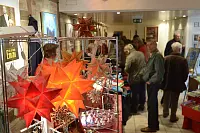 Davon wird sicher etwas unter dem Weihnachtsbaum landen: Die Kunsthandwerker sorgten immer wieder für Besuchertrauben an ihren Ständen. Foto: Krull