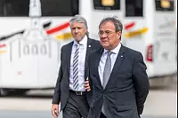 Ministerpräsident verleiht auf dem Schloßplatz der Panzerbrigade 21 „Lipperland“ der Bundeswehr das Fahnenband des Landes Nordrhein-Westfalen. - © Jannik Stodiek