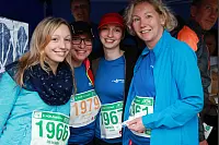 Startklar: Beim achten AOK-Firmenlauf haben zahlreiche Sportler dem Regen getrotzt. - © Yvonne Glandien