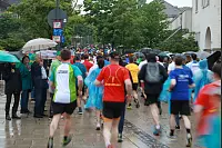 Startklar: Beim achten AOK-Firmenlauf haben zahlreiche Sportler dem Regen getrotzt. - © Yvonne Glandien