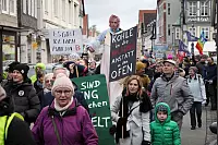 In Detmold ziehen Klimademonstranten aller Altersgruppen durch die Innenstadt. Darunter Riesenbaby Jens Heuwinkel. - © Bernhard Preuss