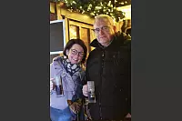 Ilka und Karsten Rotzoll mit Hund "Lorenzo" in der Handtsche genießen den "Weihnachtstraum". - © Melanie Meyer