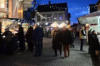 Magnet Bergstadt: Der Oerlinghauser Weihnachtsmarkt erfreut sich mit seinen liebevoll gestalteten Buden und der malerischen Altstadt gro&szlig;er Beliebtheit - &copy; Sibylle Kemna