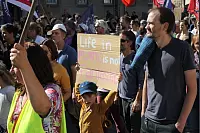 Klima retten: Rund 2000 Menschen gehen in Detmold bei der bislang größten "Fridays for Future"-Demo auf die Straße. - © Bernhard Preuss