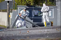 Mitarbeitende der Bielefelder Polizei sichern an der Volksbank in Paderborn-Dahl Spuren. - © Niklas Tüns