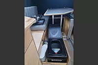 Die Camping-Toilette ist geschickt in einer der Schubladen des Oldtimer-Feurwehrwagens versteckt. - © Lena Kley