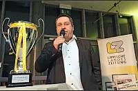 Dr. Axel Lehmann zieht die Paarungen für die Frauenbegegnungen. - © Vera Gerstendorf-Welle