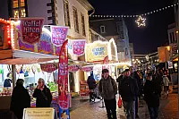 Bunte Lichter, viele Leckereien und schwungvolle Karusselfahrten - das ist die Andreasmesse 2025 - © Nicole Ellerbrake