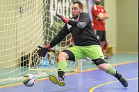 Christian B&ouml;ckhaus, Torh&uuml;ter von TuRa Heiden, muss den Ball aus dem Netz holen. - &copy; EGON PENNER