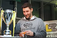 Stargast Stephan Salger zieht die Paarungen der Männermannschaften des LZ-Cups. - © Vera Gerstendorf-Welle