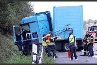 Tödlicher Unfall auf der A2 bei Gütersloh: Ein Sattelzug gerät aus unbekannten Gründen auf den Standstreifen. Ein Straßenwärter starb. - © Patrick Menzel