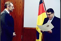 Feierlicher Moment: Vizekanzler Sigmar Gabriel (rechts) ernennt Dr. Rainer Sontowski zum Staatssekretär. - © Foto: privat