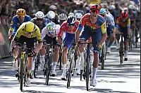 Zieleinfahrt in Herford: Jonathan Milan (r) aus Italien vom Team Lidl-Trek gewinnt die Etappe vor Matthew Brennan (l) aus Großbritannien vom Team Visma-Lease-a-Bike. - © Federico Gambarini/dpa
