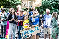 Viele haben selbst gemalte Schilder dabei. - © Sören Voss