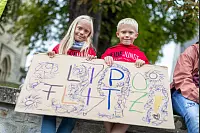 Die achtjährige Leni und der siebenjährige Henri feuern in Büren bei der Lidl Deutschland-Tour den Radrennfahrer Florian Lipowitz an. - © Niklas Tüns