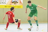 Louis Hilker (gr&uuml;n) von der SG Belle-Cappel-Leopoldstal setzt sich durch. - &copy; EGON PENNER