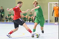 Fynn Weiser von TuRa Heiden (rot) im Zweikampf mit Robin Schlingmann von der SG Belle-Cappel-Leopoldstal. - &copy; EGON PENNER