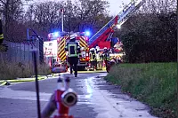 Die Feuerwehr rückte zu einem Großbrand in Bielefeld-Altenhagen aus. - © Paul Brinkmann