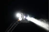 Die Feuerwehr setzte auch Drehleitern ein. - © Paul Brinkmann