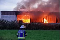 Die Feuerwehr rückte zu einem Großbrand in Bielefeld-Altenhagen aus. - © Paul Brinkmann