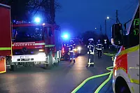 Berufsfeuerwehr und Freiwillige Feuerwehr sind an dem Löscheinsatz beteiligt. - © Paul Brinkmann