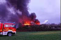 Die Feuerwehr rückte zu einem Großbrand in Bielefeld-Altenhagen aus. - © Paul Brinkmann