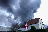 Die Feuerwehr rückte zu einem Großbrand in Bielefeld-Altenhagen aus. - © Paul Brinkmann