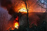 Die Feuerwehr rückte zu einem Großbrand in Bielefeld-Altenhagen aus. - © Paul Brinkmann