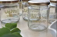 Die Einmachgl&auml;schen f&uuml;r die Weihnachtsmarmelade k&ouml;nnen mit Glasmarkern individuell gestaltet werden. - &copy; Veronika Kinsfator
