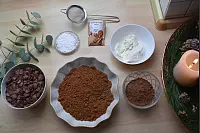 Die Schoko-Tannenzapfen bestehen aus nur vier Zutaten und eignen sich perfekt als Last-Minute-Weihnachtsgeschenk. - &copy; Veronika Kinsfator