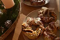 Die Zimtkr&auml;nze k&ouml;nnen mit Schleifen aus Geschenkband verziert werden. - &copy; Veronika Kinsfator