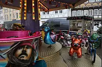 Eine Fahrt auf dem Kinderkarussell kostet 2,50 Euro. - © Simone Flörke