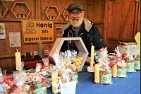 Imker Rainer Voß (Lütmarsen) teilt sich den Stand mit Kollegen. - © Simone Flörke