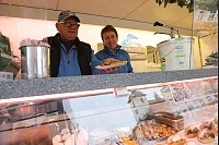 Theo und Heidi Volmer an ihrem Fischbrötchen-Stand. - © Simone Flörke
