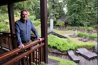 Gerald Zein, kaufmännischer Leiter der German Wellness Resorts, auf dem Balkon im Saunabereich. - © Ulf Hanke